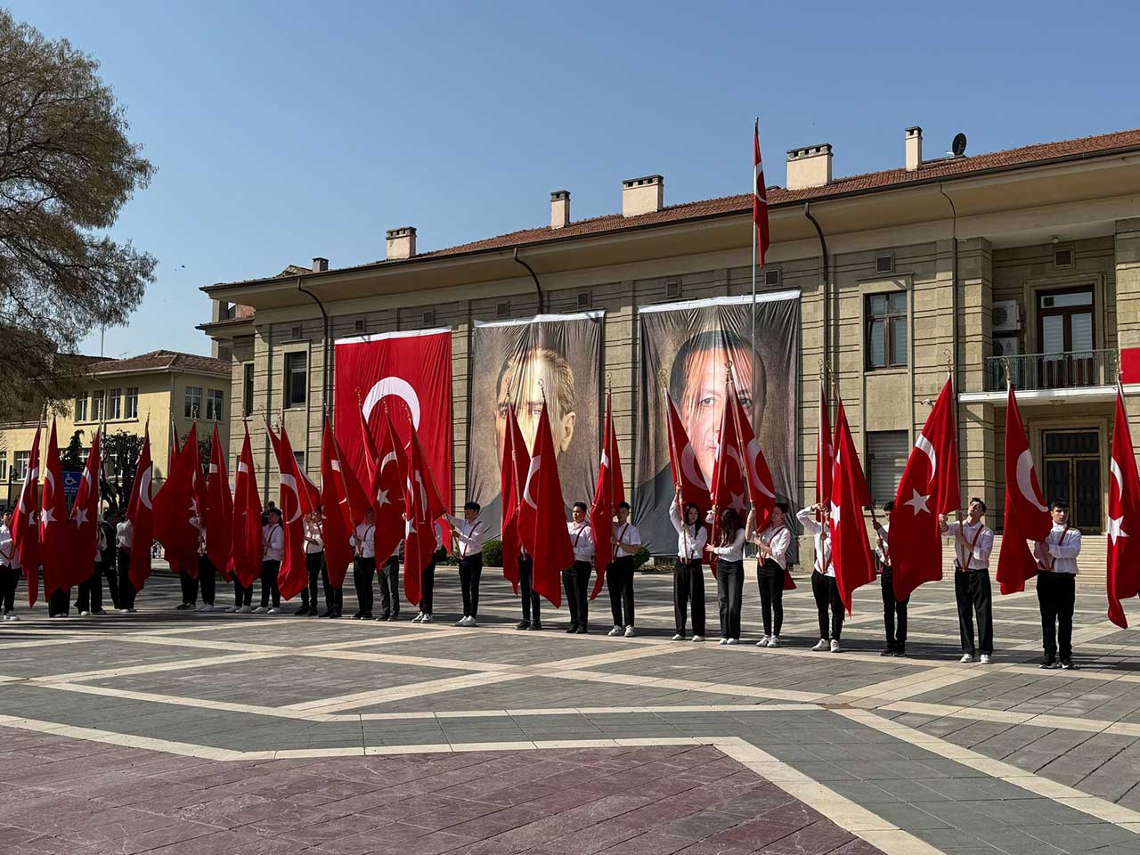 Eskişehir’de 23 Nisan Töreni Atatürk Anıtı’na çelenk sunumu ile başladı!
