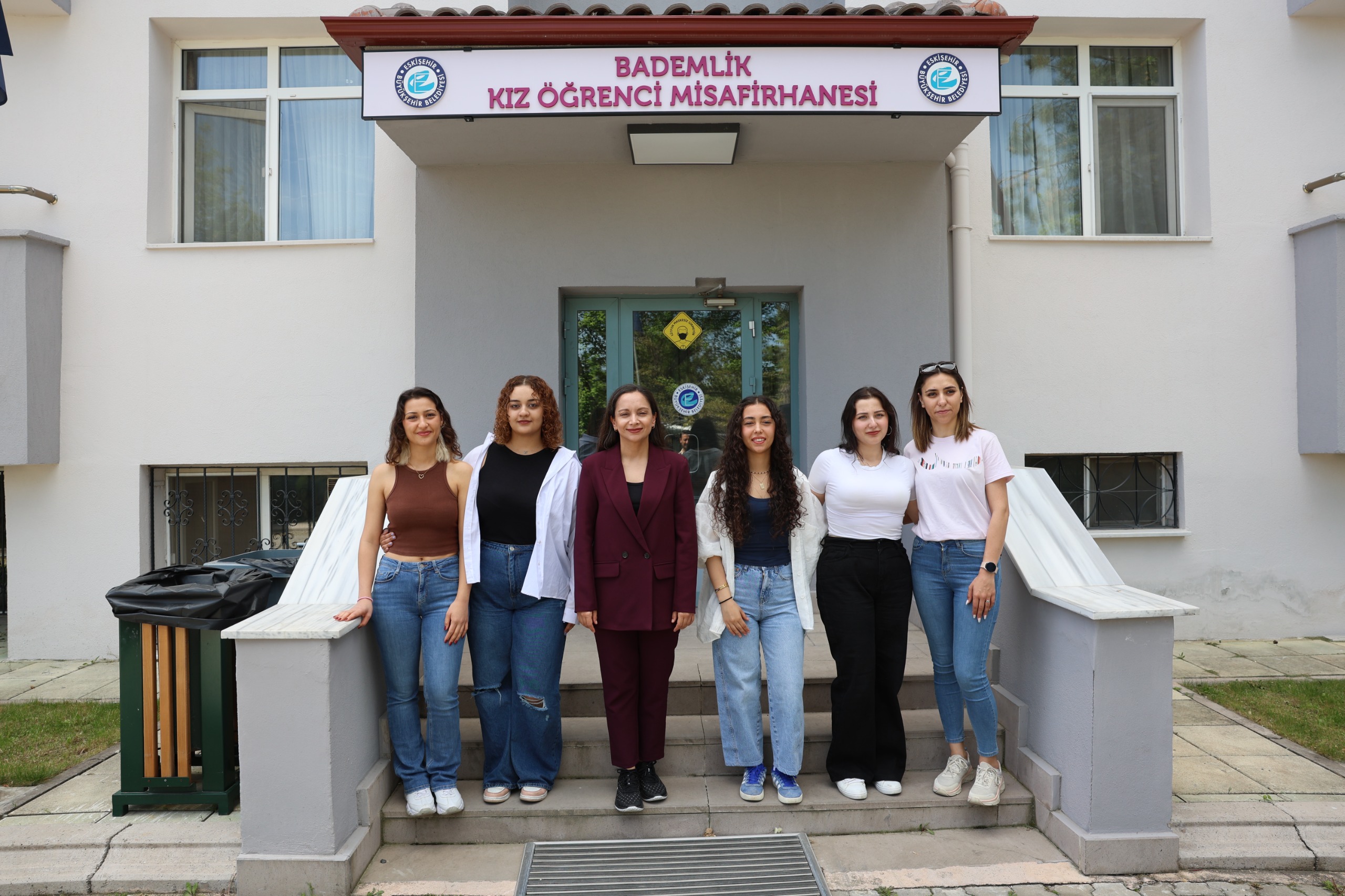Büyükşehi̇r Beledi̇yesi̇ Barinma Ve Burs Desteği̇ İle Gençleri̇n Yaninda (1)