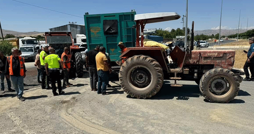 Traktör ile otomobil çarpıştı: 3 yaralı