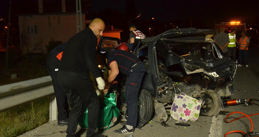 Feci kaza 2 araç çarpıştı: 1 ölü, 3 yaralı