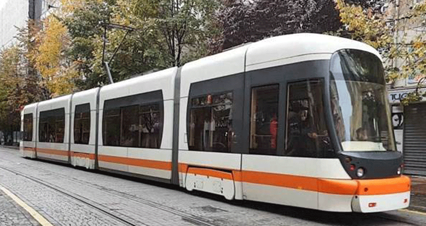 Eskişehir'de Araç kazası nedeniyle aksayan tramvay seferleri normale döndü