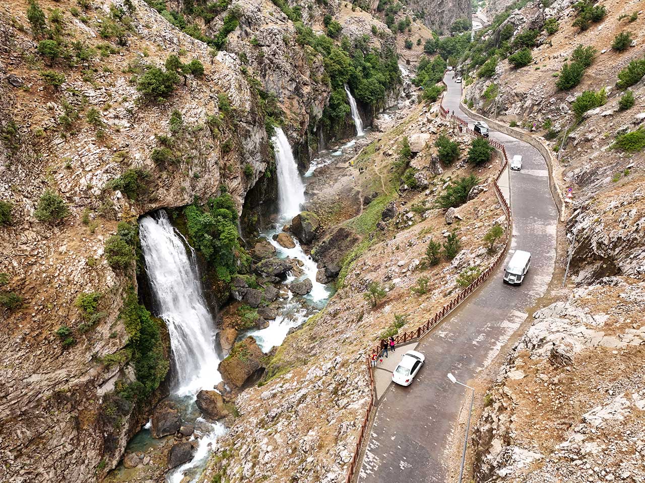 Dünyanın en yüksekteki ikinci şelalesi eşsiz manzarası kendine hayran bıraktırdı