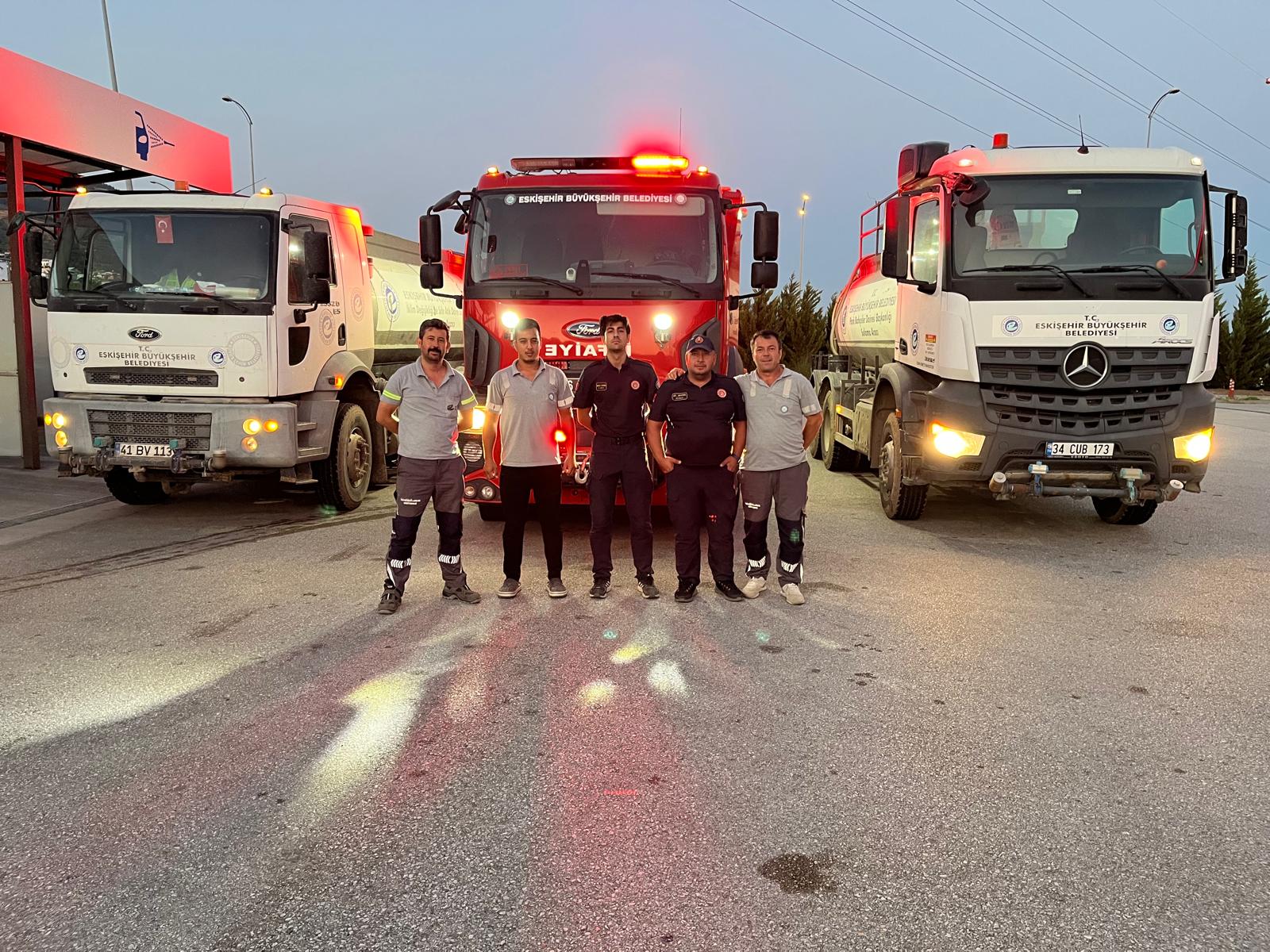 Büyükşehi̇r Eki̇pleri̇ Yanginla Mücadelede Görev Başinda (1)