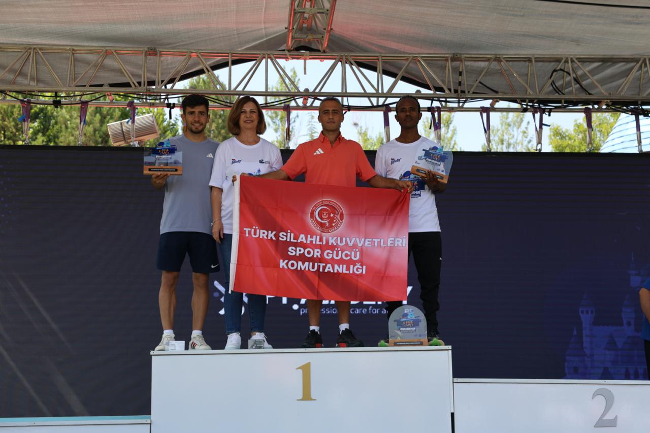 Ek Fotoğraflar Ödül Töreni̇ Eski̇şehi̇r’de Eti̇ Li̇fali̇f 6. Uluslararasi Yari Maraton Heyecani Yaşandi (4)