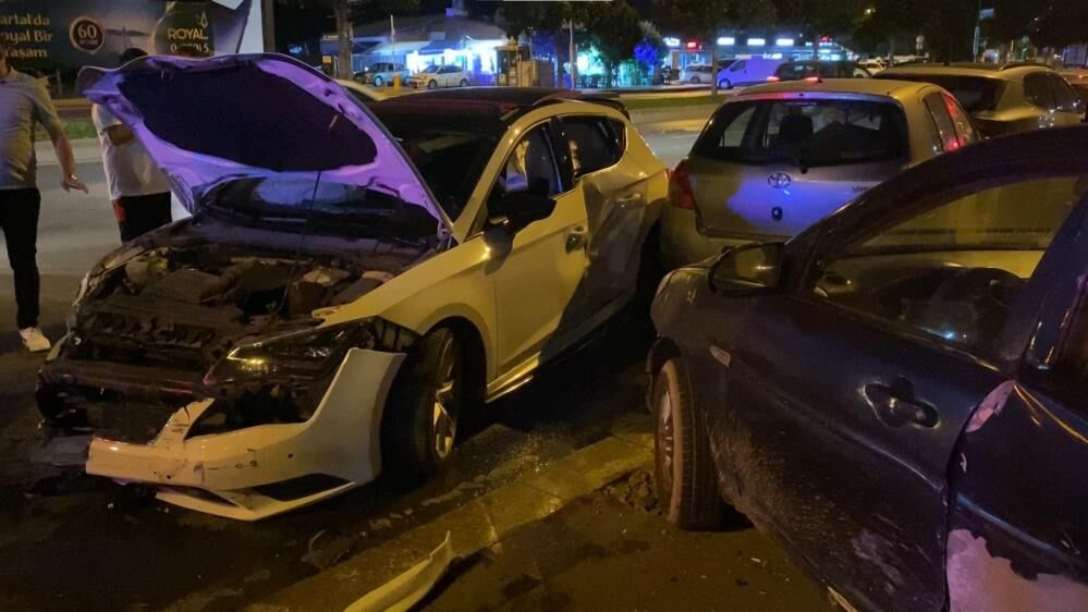 Kontrolden çıkan otomobil park halindeki araçlara çarptı: 2 yaralı