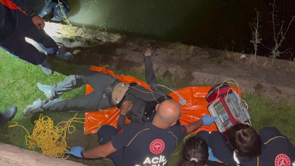 Eskişehir'de saniyelerle yarıştılar: Porsuk Çayı'na düşen genç ağır yaralandı