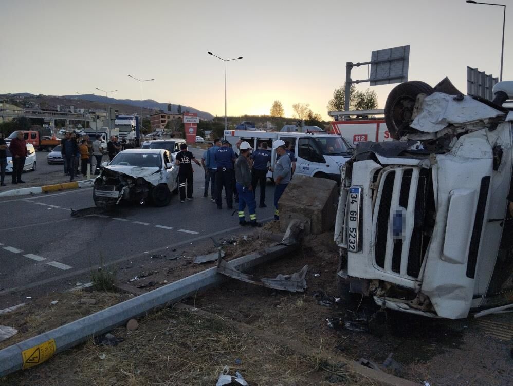 Fındık işçilerini taşıyan minibüs otomobille çarpıştı: 15 yaralı