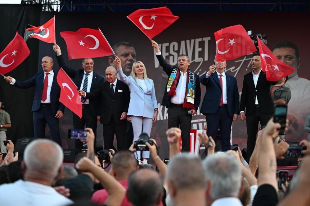 CHP Genel Başkanı Özel: "CHP'nin babaevine kimse el uzatamaz"
