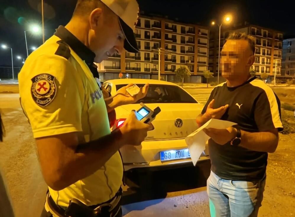 Alkollü halde çocuklarıyla trafiğe çıktı, yakalanınca polise beddua yağdırdı!