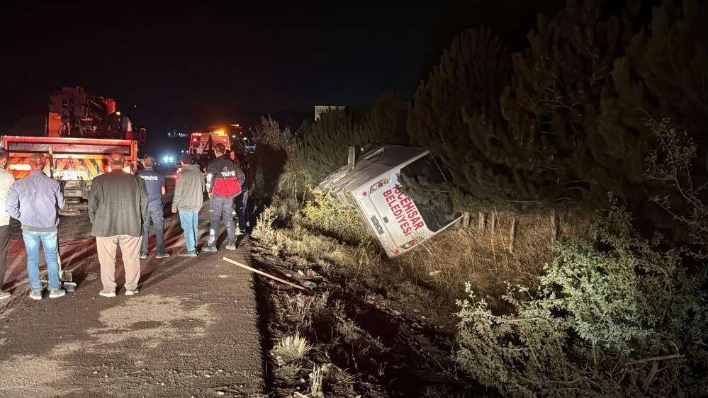 Midibüs devrildi: 12 yaralı