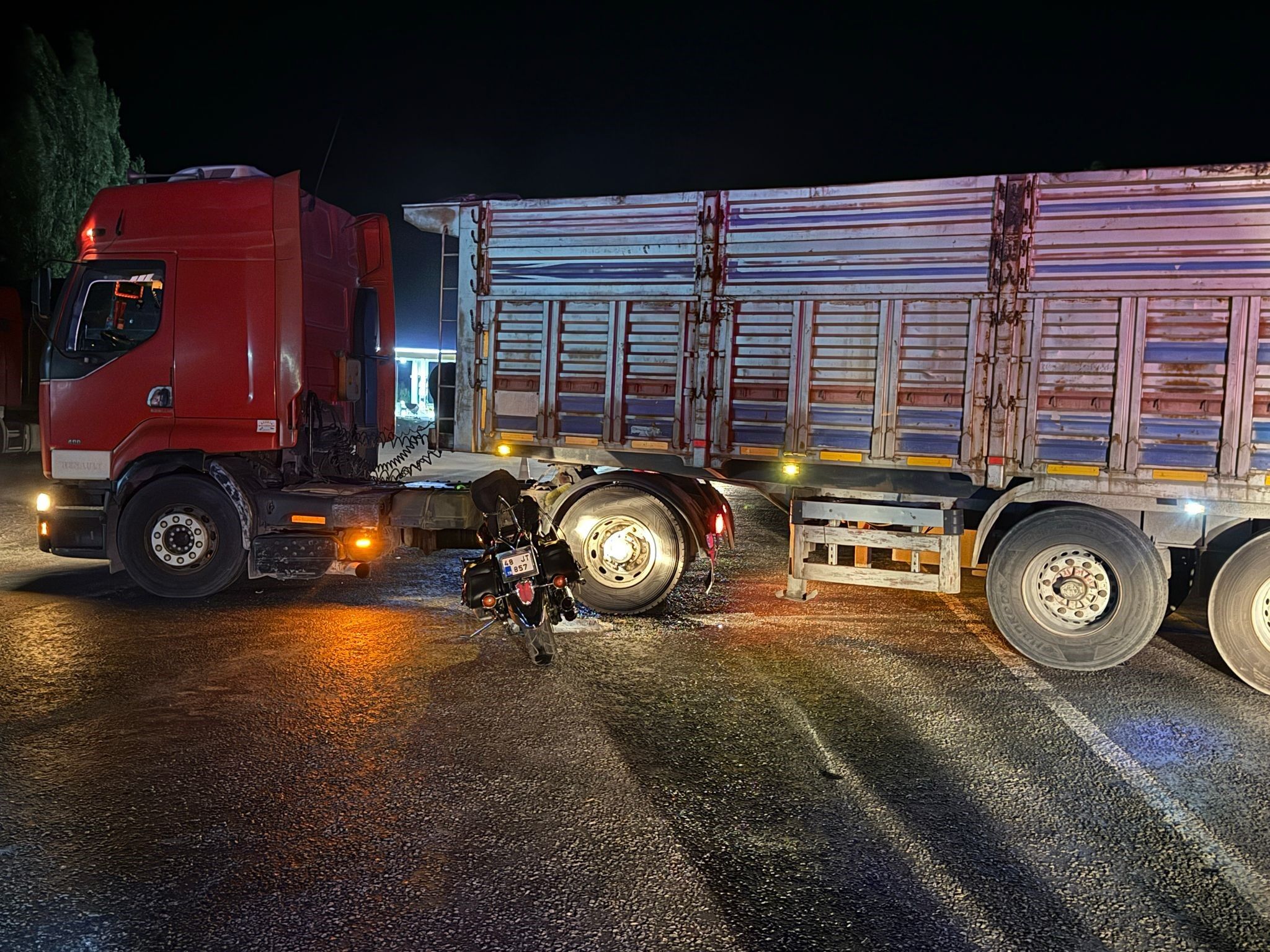 Kamyon ile motosiklet çarpıştı: 1 yaralı