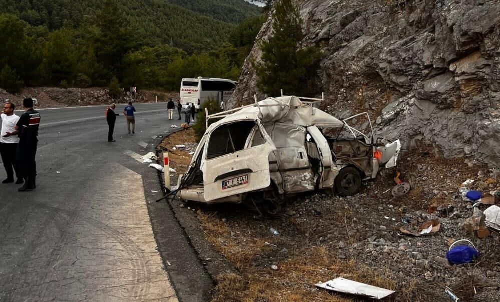 Yolcu otobüsü ile hafif ticari araç çarpıştı: 1 ölü, 1 yaralı