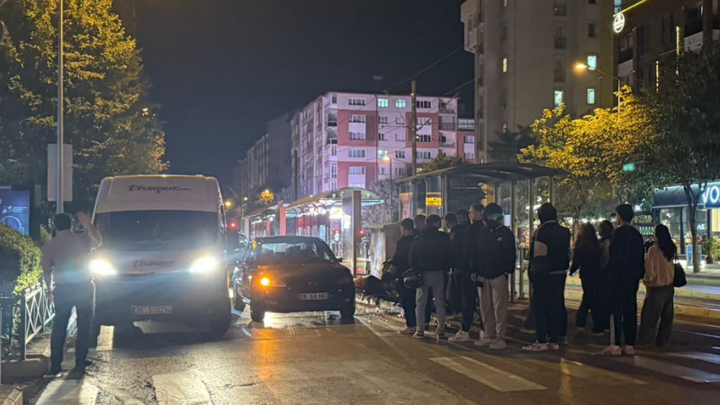 Eskişehir’de motosiklet ile otomobil çarpıştı: Motosiklet tramvay durağına daldı!
