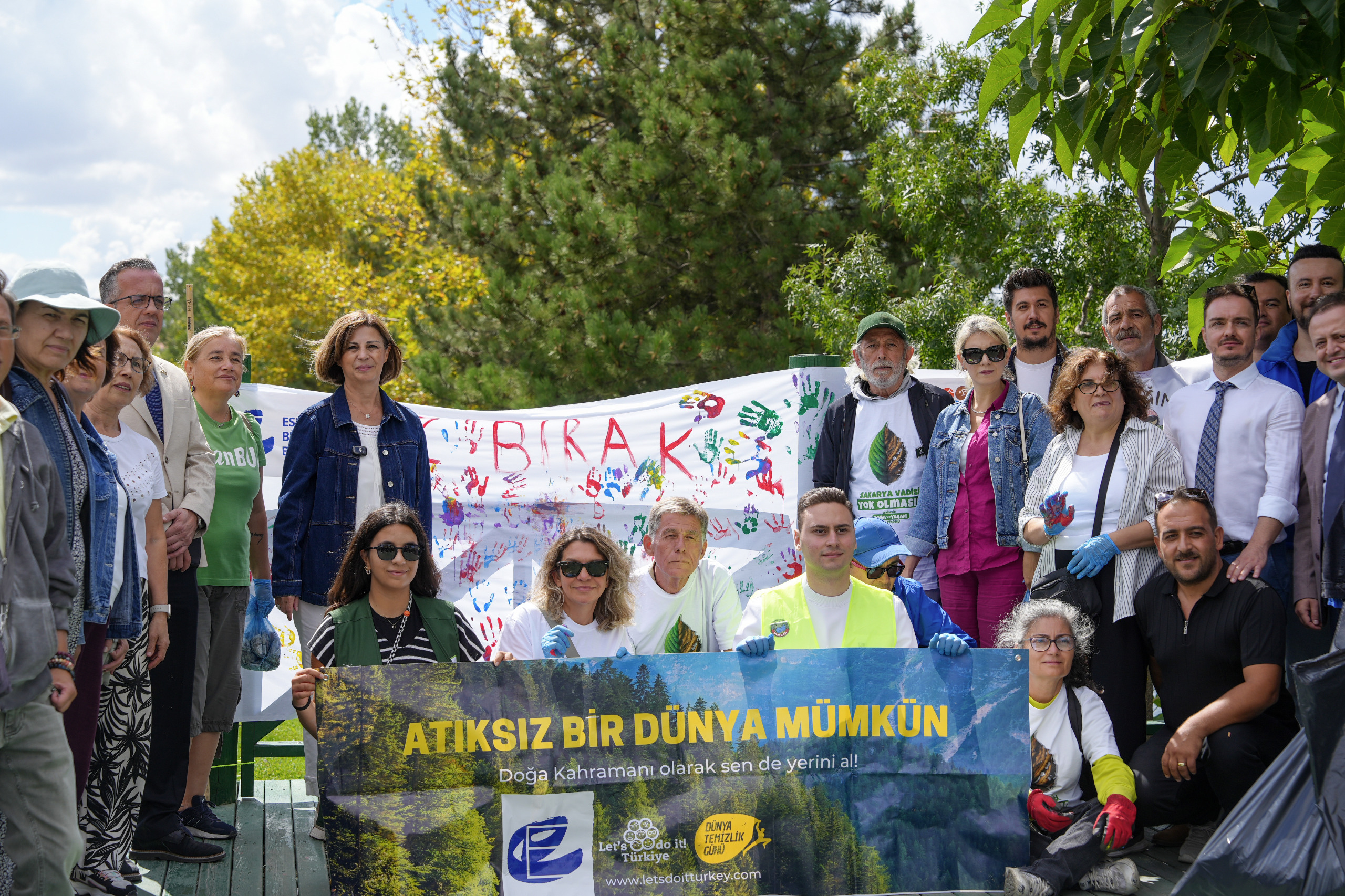 Başkan Ünlüce, Dünya Temi̇zli̇k Günü’nde Çocuklarla El Ele Çöp Topladi (4)