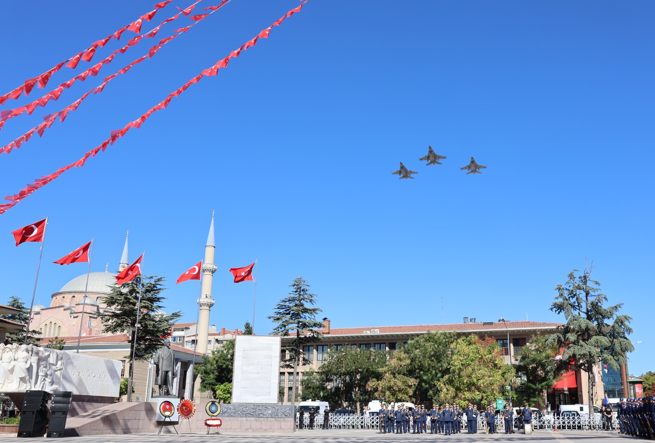 “Bu Şehi̇r; Di̇reni̇şi̇n, Bağimsizliğin, Yaşasin Hürri̇yet Di̇yenleri̇n Şehri̇di̇r” (5)