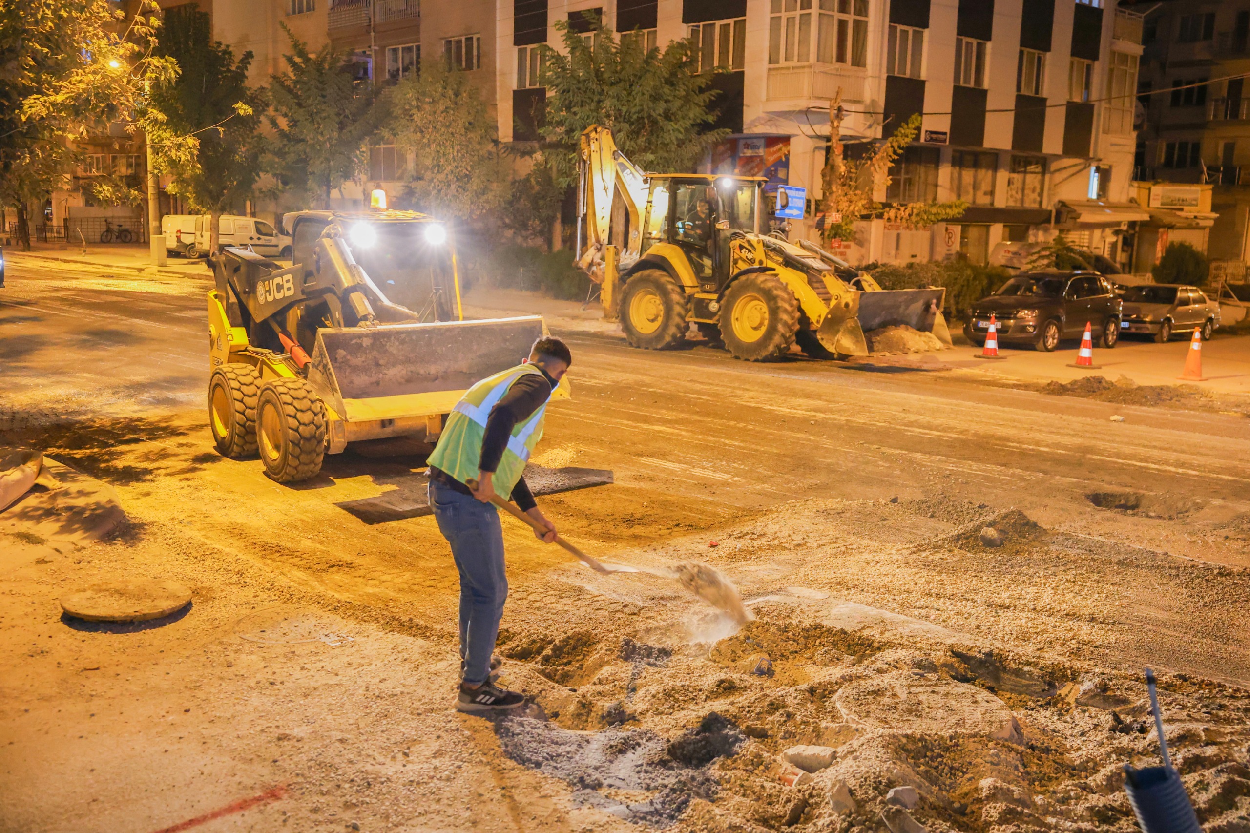 Büyükşehi̇r Yol Yapim Çalişmalarini Sürdürüyor (5)