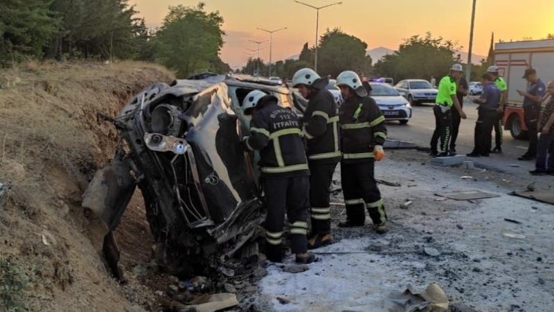 Otomobil, otobüs durağına çarptı: 2 yaralı