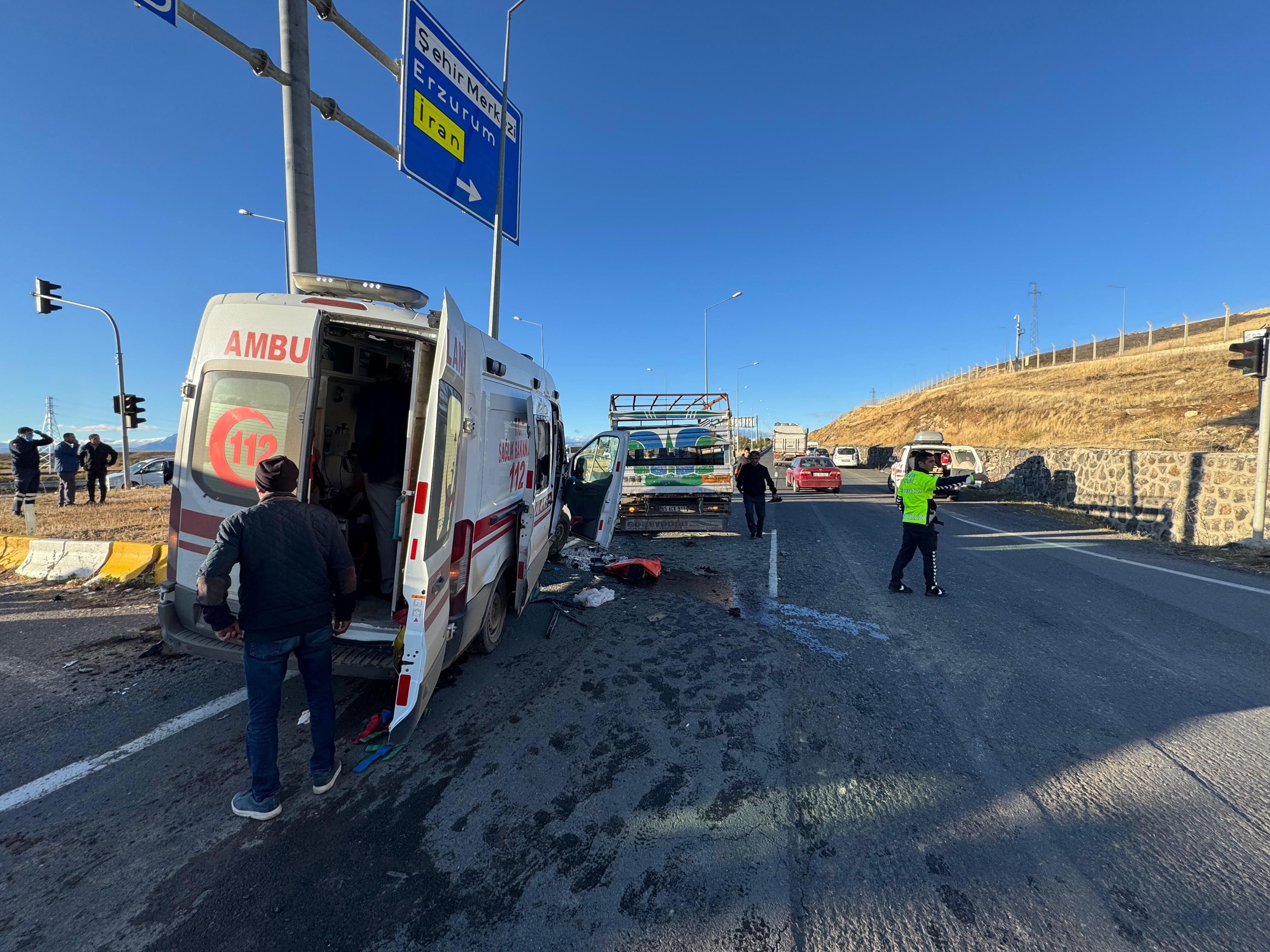 Ambulans kamyonetle çarpıştı: 2’si ağır 7 yaralı