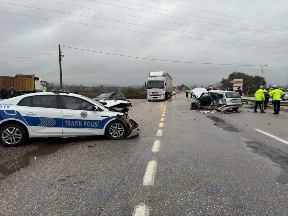 Polis aracı otomobille çarpıştı: 3 yaralı
