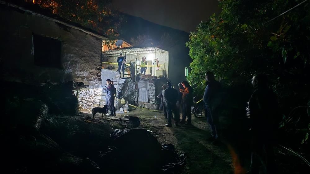 Aile faciası: Oğlunu öldürdü, eşini ağır yaraladı
