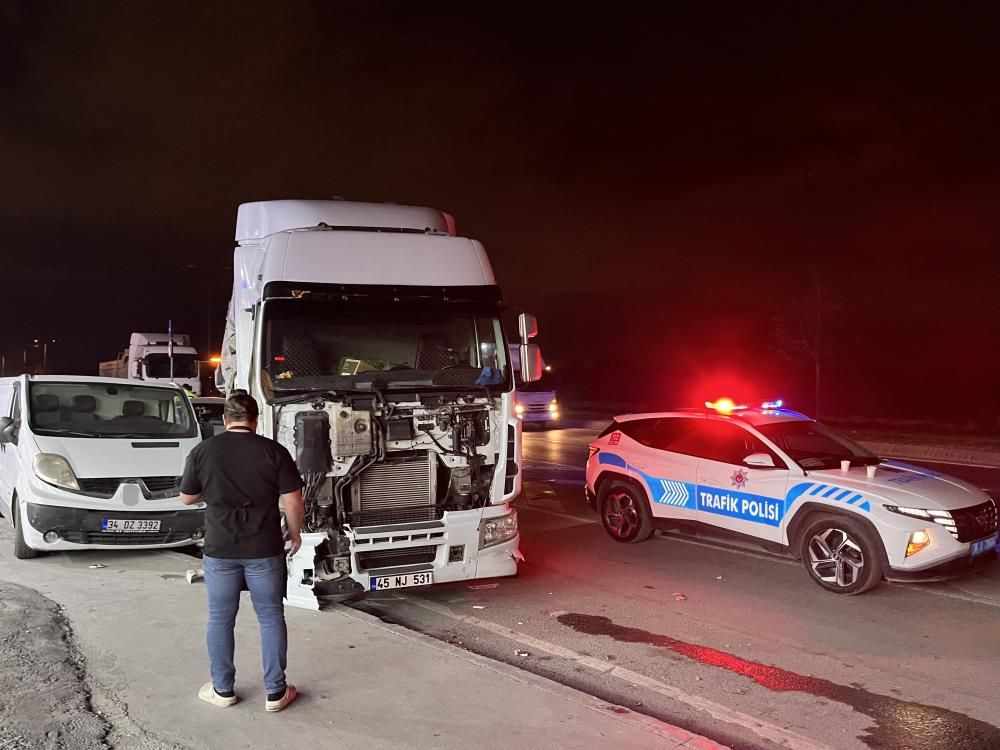 Kontrolden çıkan tır, park halindeki 5 araca çarptı: 1 yaralı