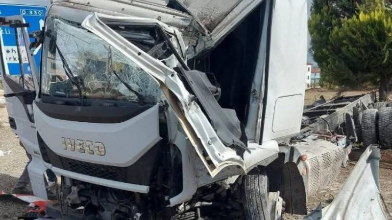 Meyve yüklü tır devrildi