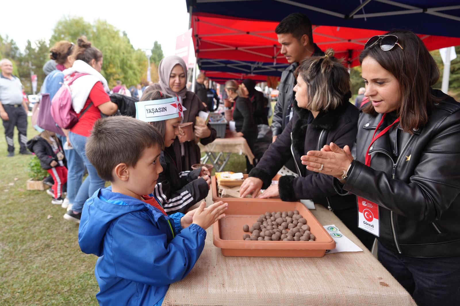 Eski̇şehi̇rli̇ler Cumhuri̇yet Coşkusunu Kentpark’ta Yaşadi (10)