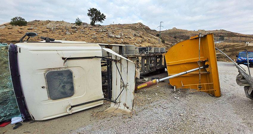 Mıcır yüklü kamyon devrildi: 1 yaralı