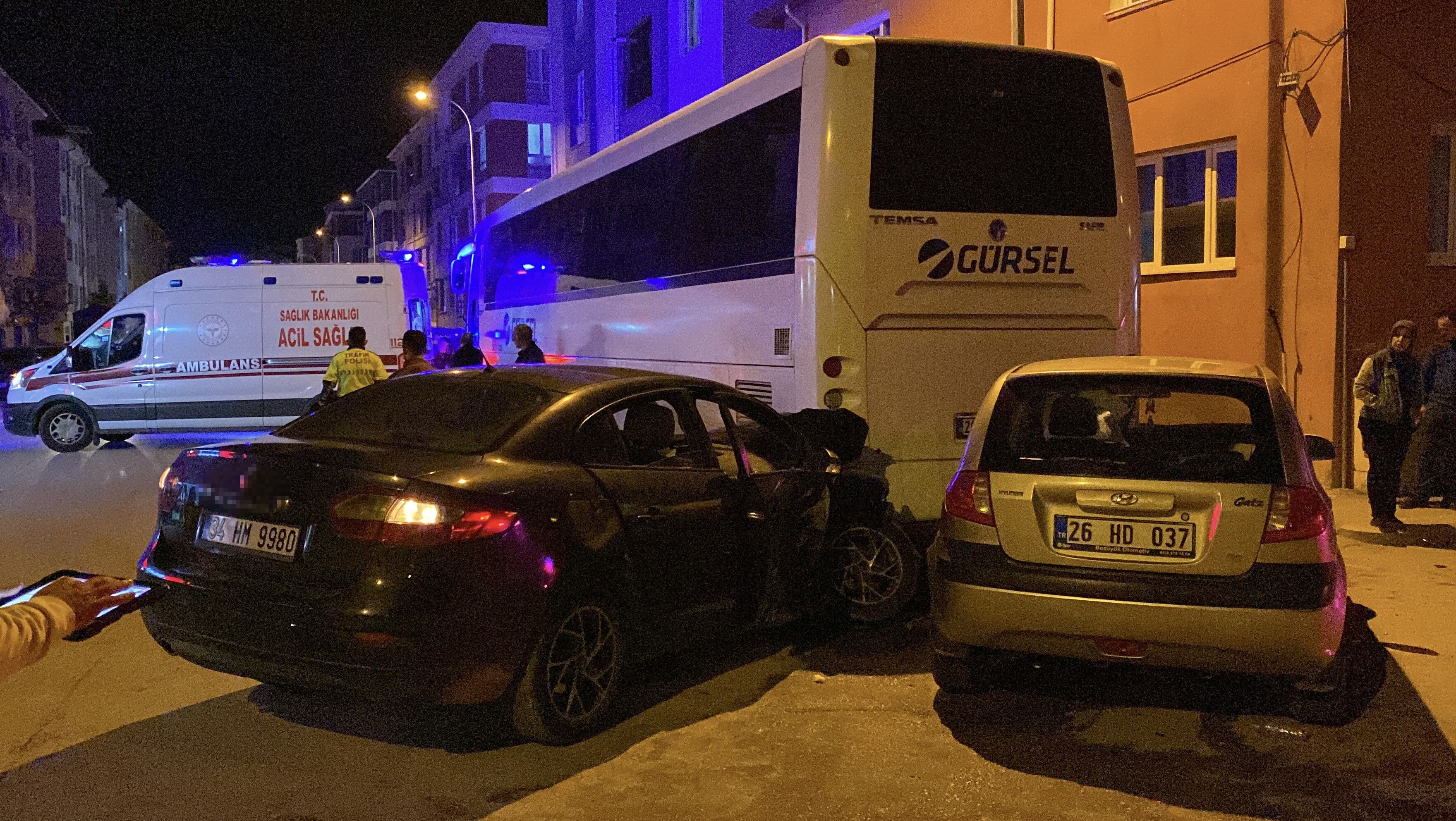 Kazaya karışan iki otomobil park halindeki otobüse çarptı: 1 yaralı