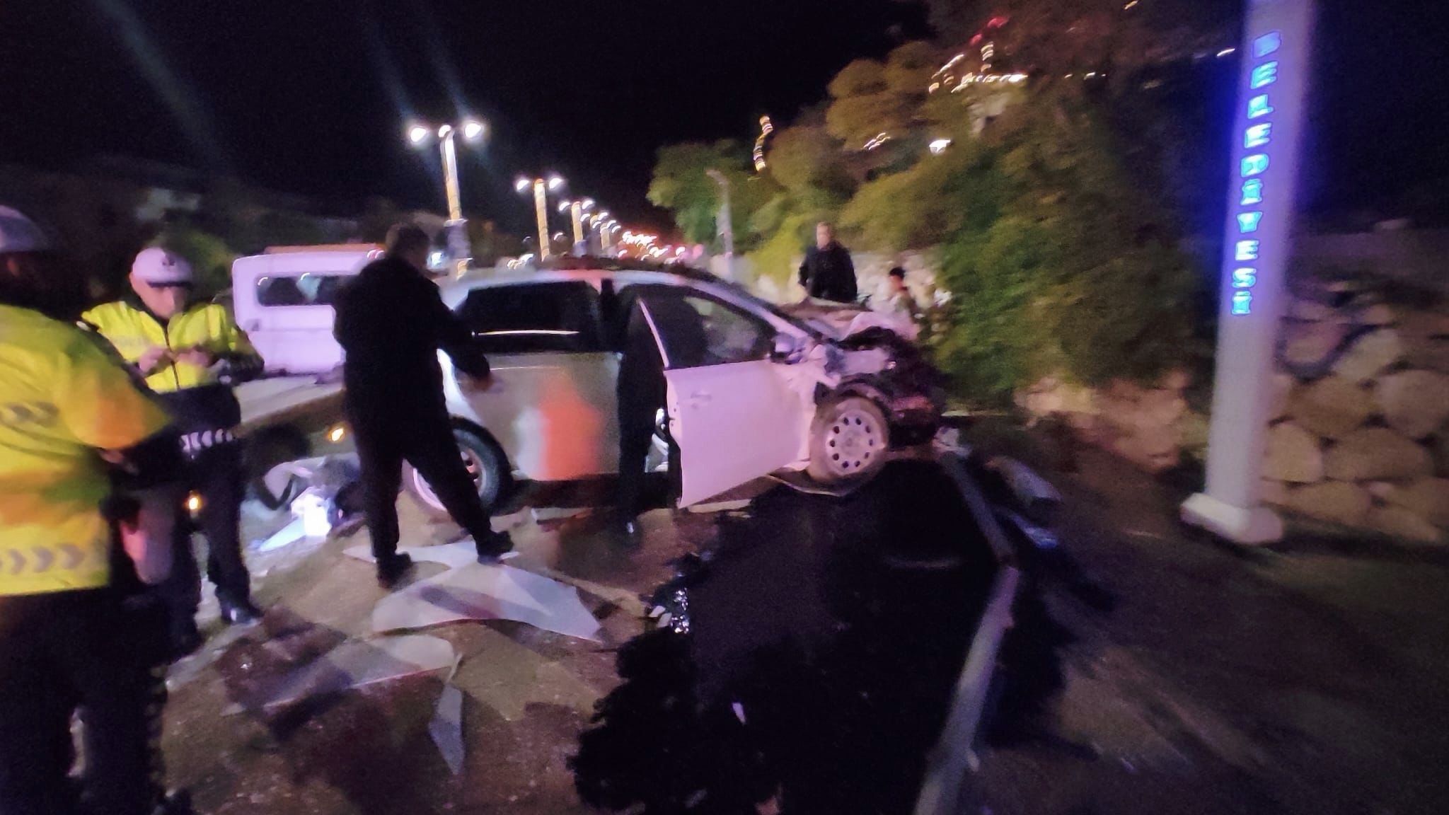 Otomobil durağa çarptı: 1 yaralı