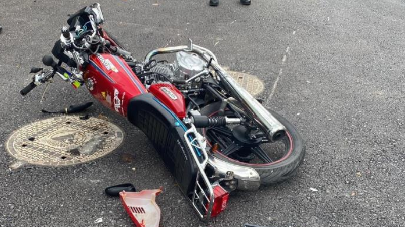 Motosiklet ile otomobil çarpıştı: 1 yaralı