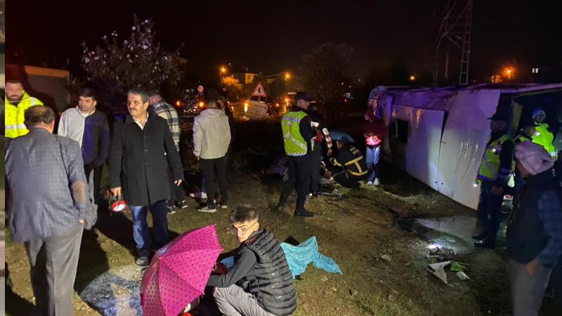 Tur midibüsü devrildi: Çok sayıda yaralı var