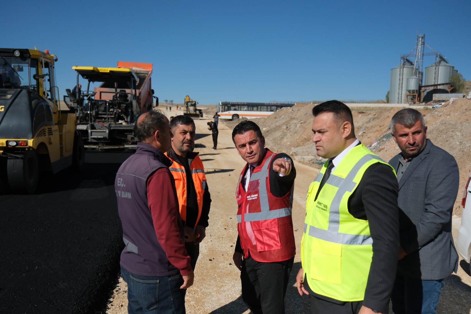 Si̇vri̇hi̇sar’da Sicak Asfalt Çalişmalari Sürüyor (3)