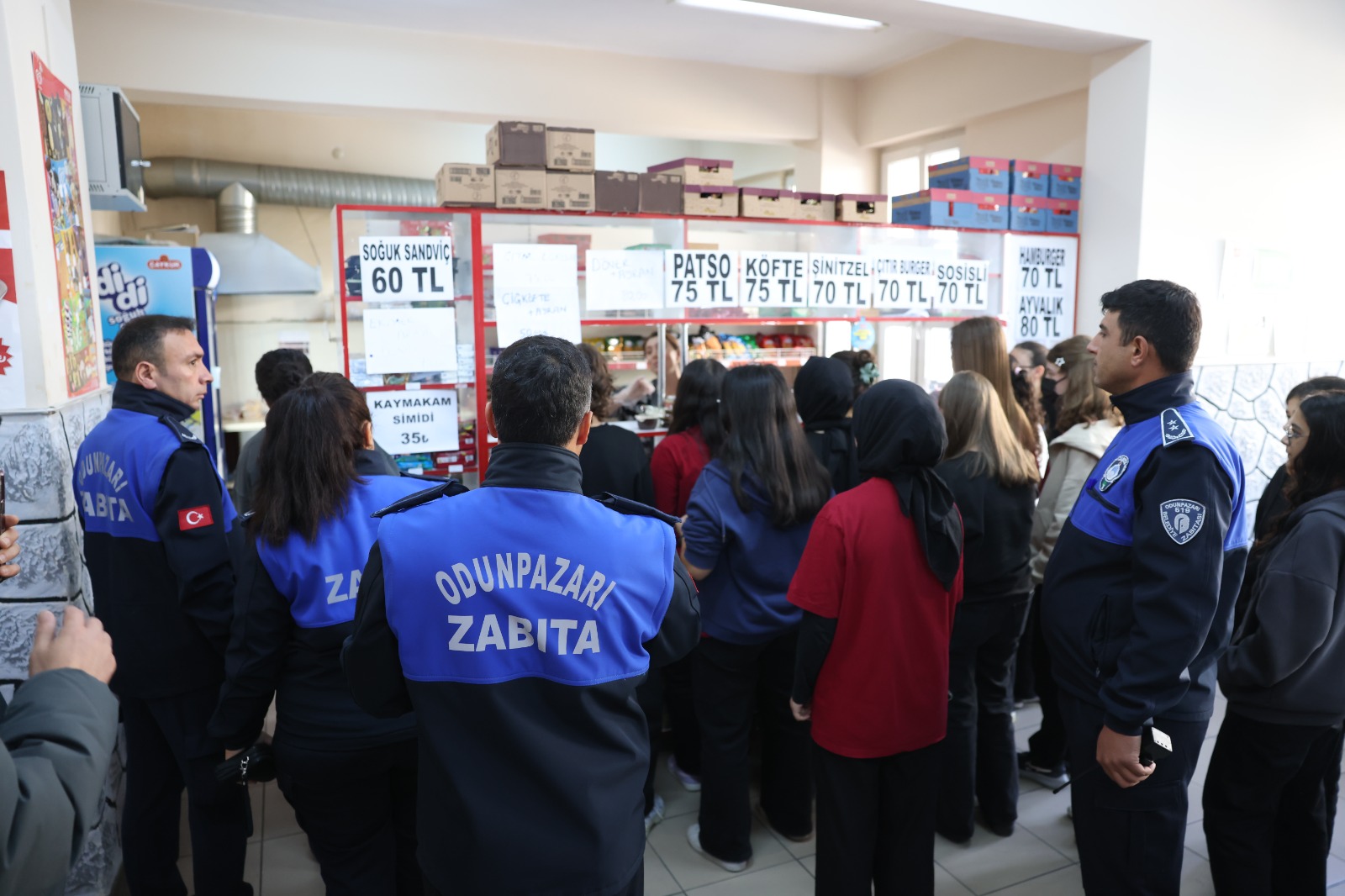 Zabıta Ekipleri Okul Kantinlerini Denetledi (2)