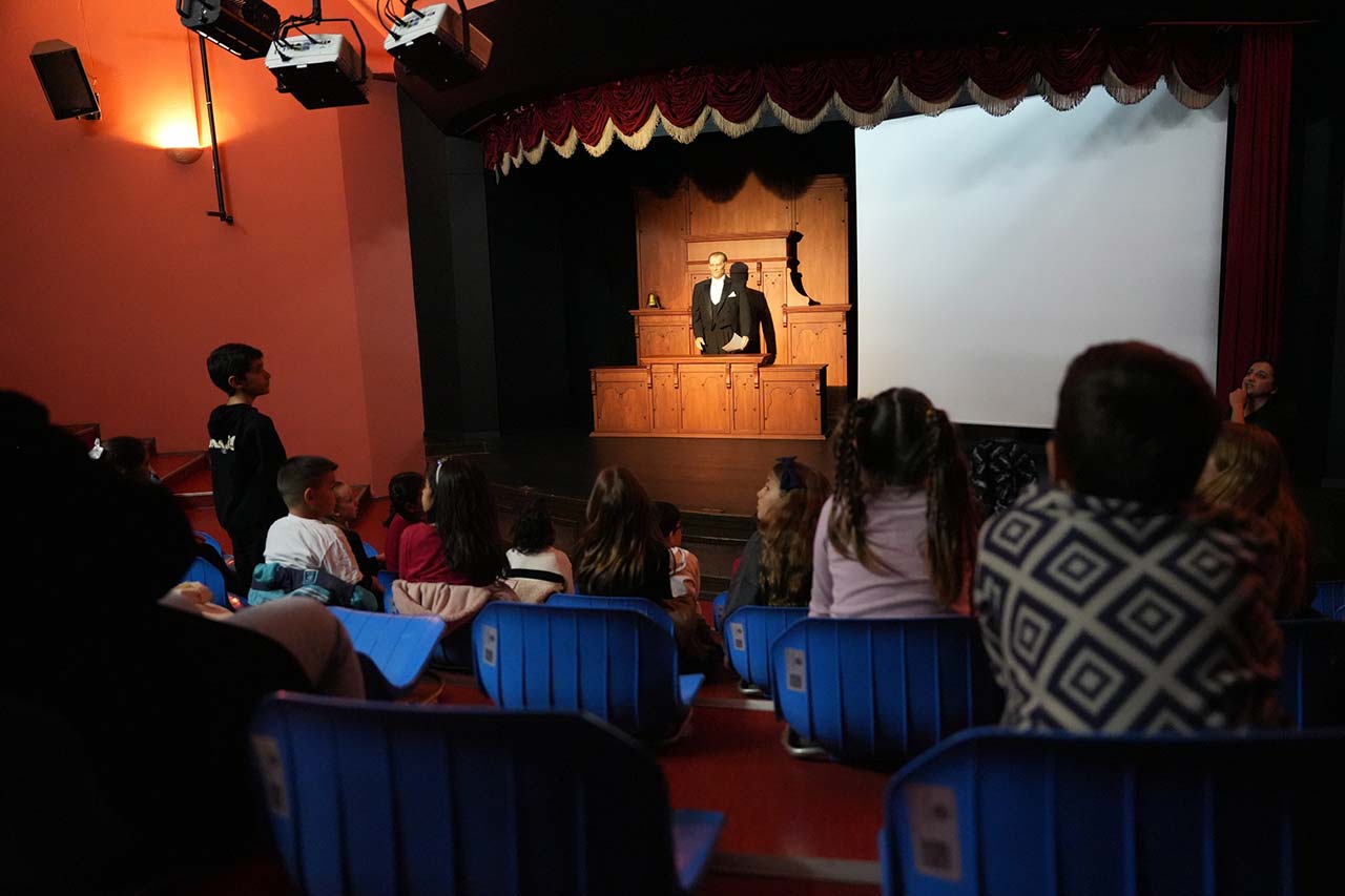 A T A T Ü R K M İ N İ K Y Ü R E K L E R D E Y A Ş A T I L D I (4)