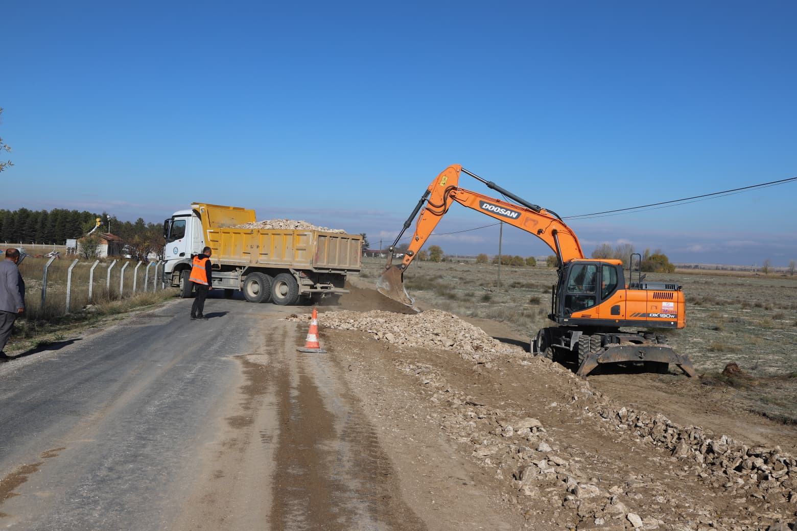 Büyükşehi̇r Beledi̇yesi̇nden Çi̇fteler’e 30 Ki̇lometreli̇k Yol Çalişmasi (1)