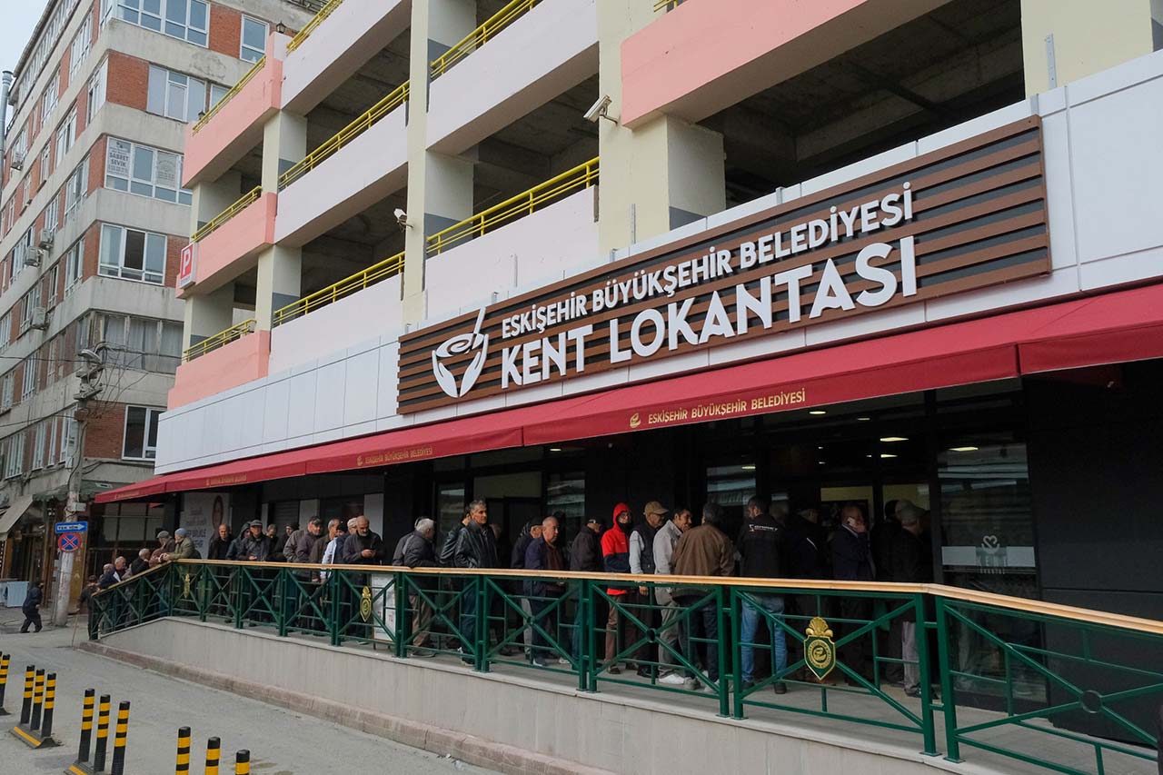 K E N T L O K A N T A L A R I N D A A T A T Ü R K' Ü N S E V D İ Ğ İ T A T L A R (3)