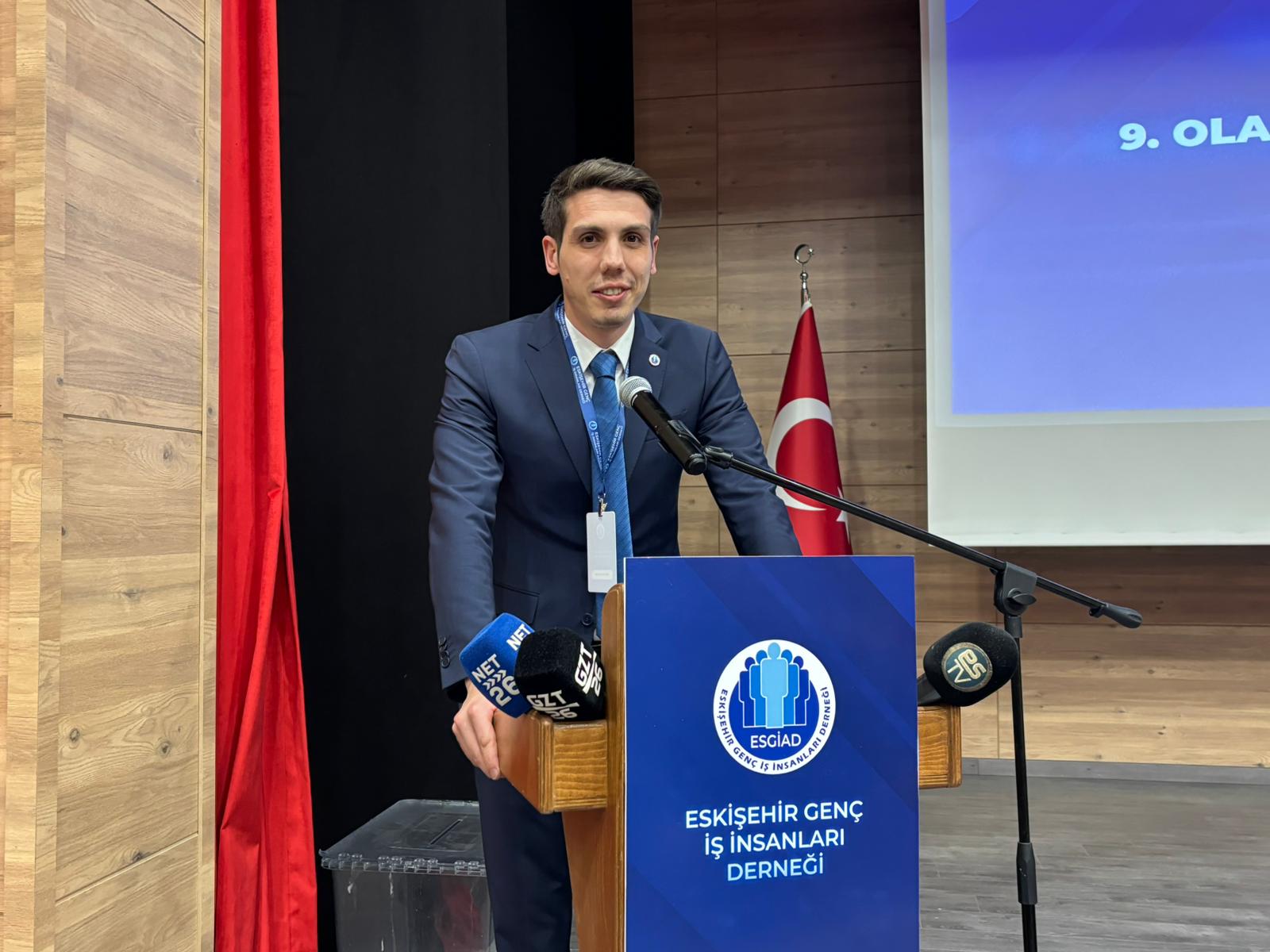 A3D6Eb34 Edcf 400F 9991 90064Aeb66E8