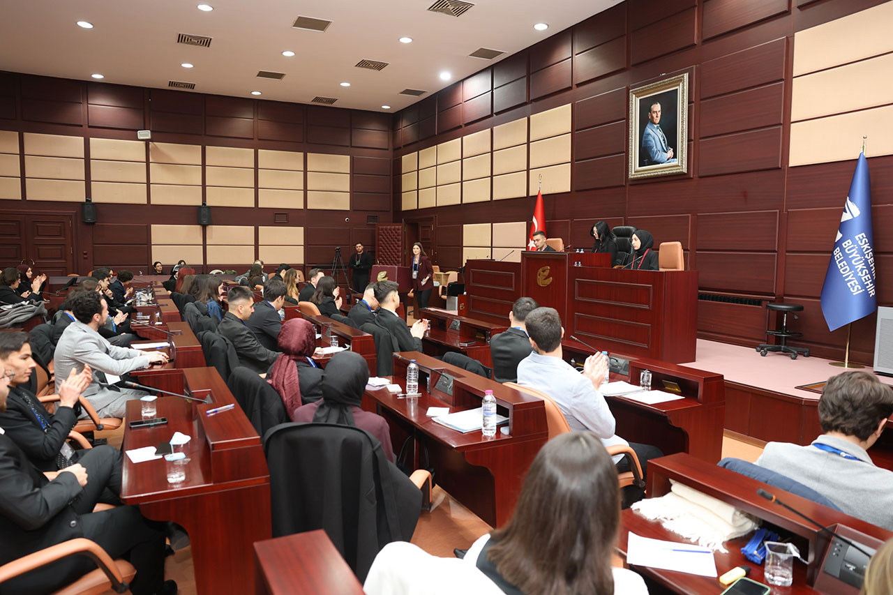 G E L E C E Ğ İ N S İ Y A S E T Ç İ L E R İ B Ü Y Ü K Ş E H İ R M E C L İ S İ’ N D E (4)