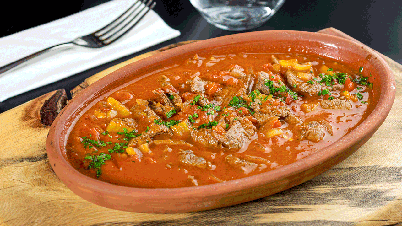 Anne Mutfağından Kısık Ateşte Pişen Patlıcanlı Et Yemeği Tarifi