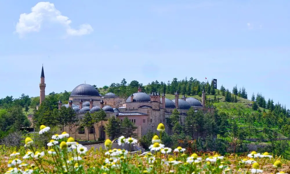Seyyid Battal Gazi Kulliyesi Ve Seyitgazi Turbesi – Eskisehirde Doga Icinde Tarihi Kulliye Gorunumu