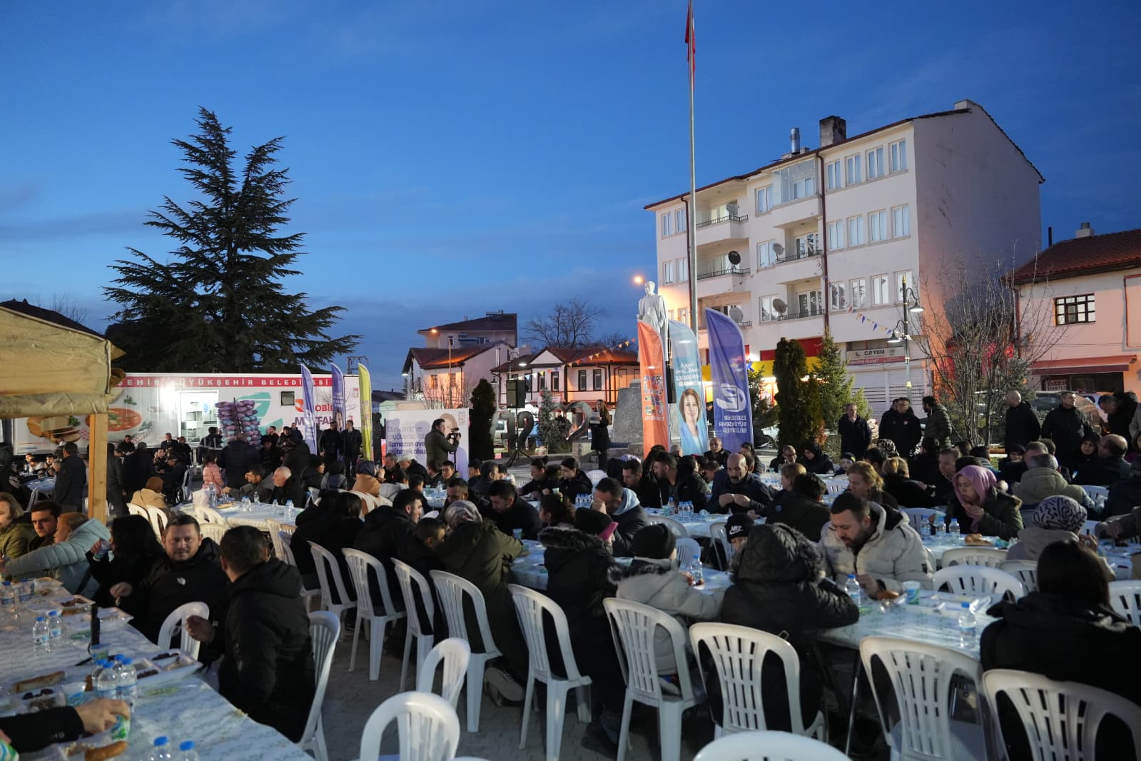Büyükşehi̇r İftar Davetleri̇ Seyi̇tgazi̇’de Başladi (12)