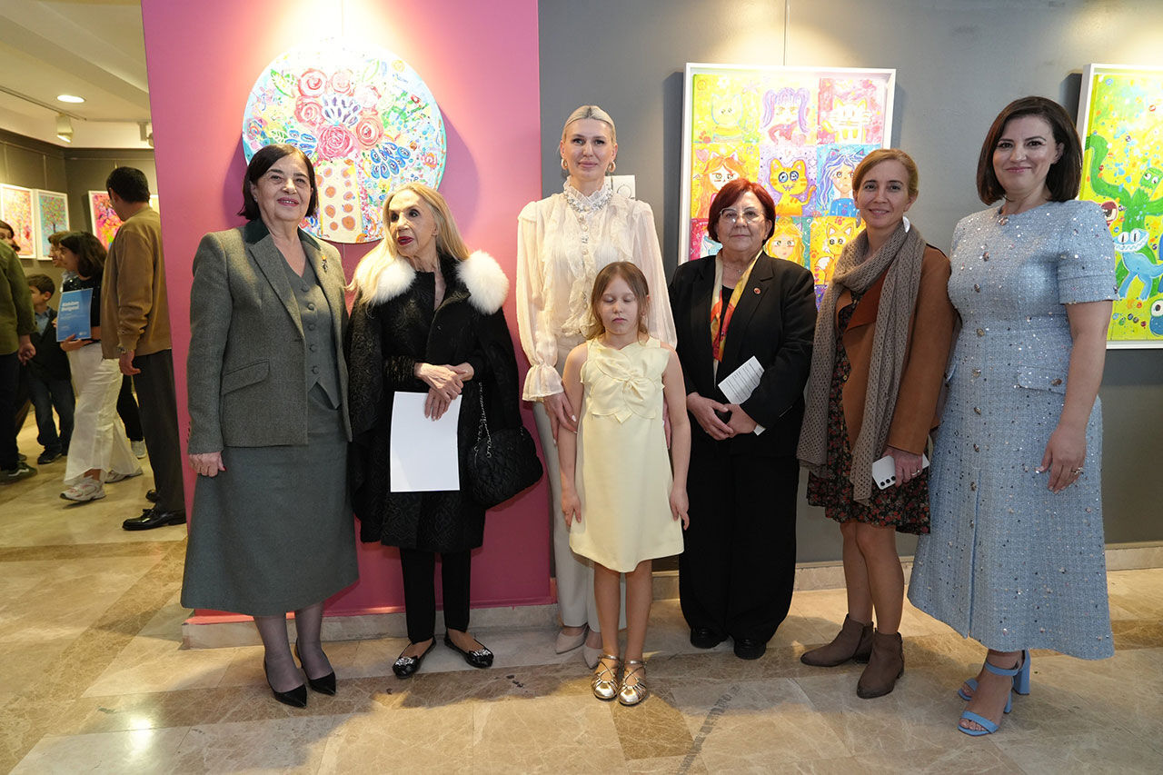 “ R E N K L E R İ N Ç O C U K H A L İ” S E R G İ S İ A Ç I L D I (2)