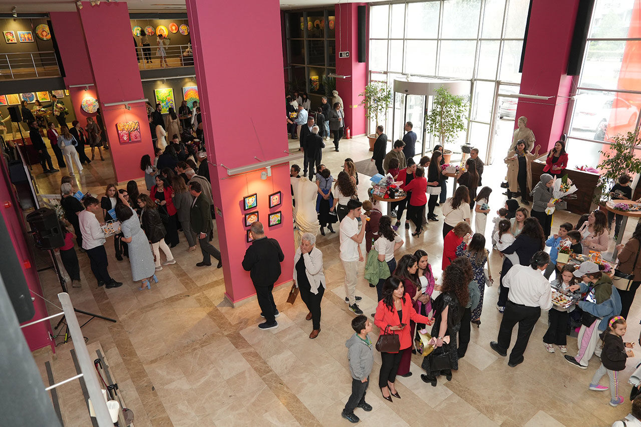 “ R E N K L E R İ N Ç O C U K H A L İ” S E R G İ S İ A Ç I L D I (3)