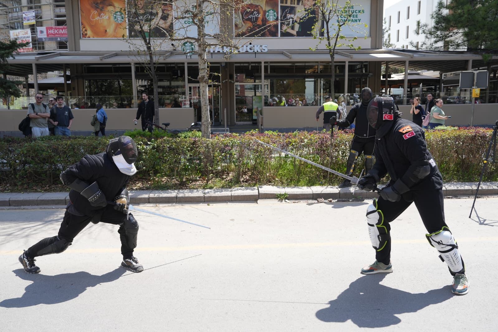 Sokaklar Notalarla Doldu, Şehi̇r Nefes Aldi (2)