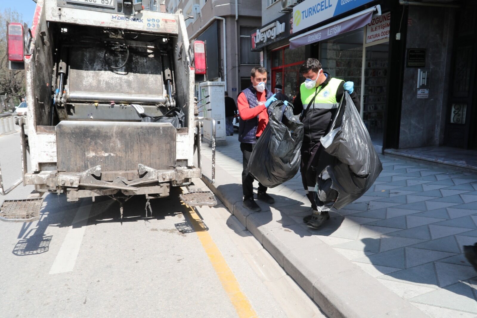 Odunpazarı’nda Çöp Ev Kabusu Sona Erdi 5 Kamyon Çöp Çıkarıldı (4)