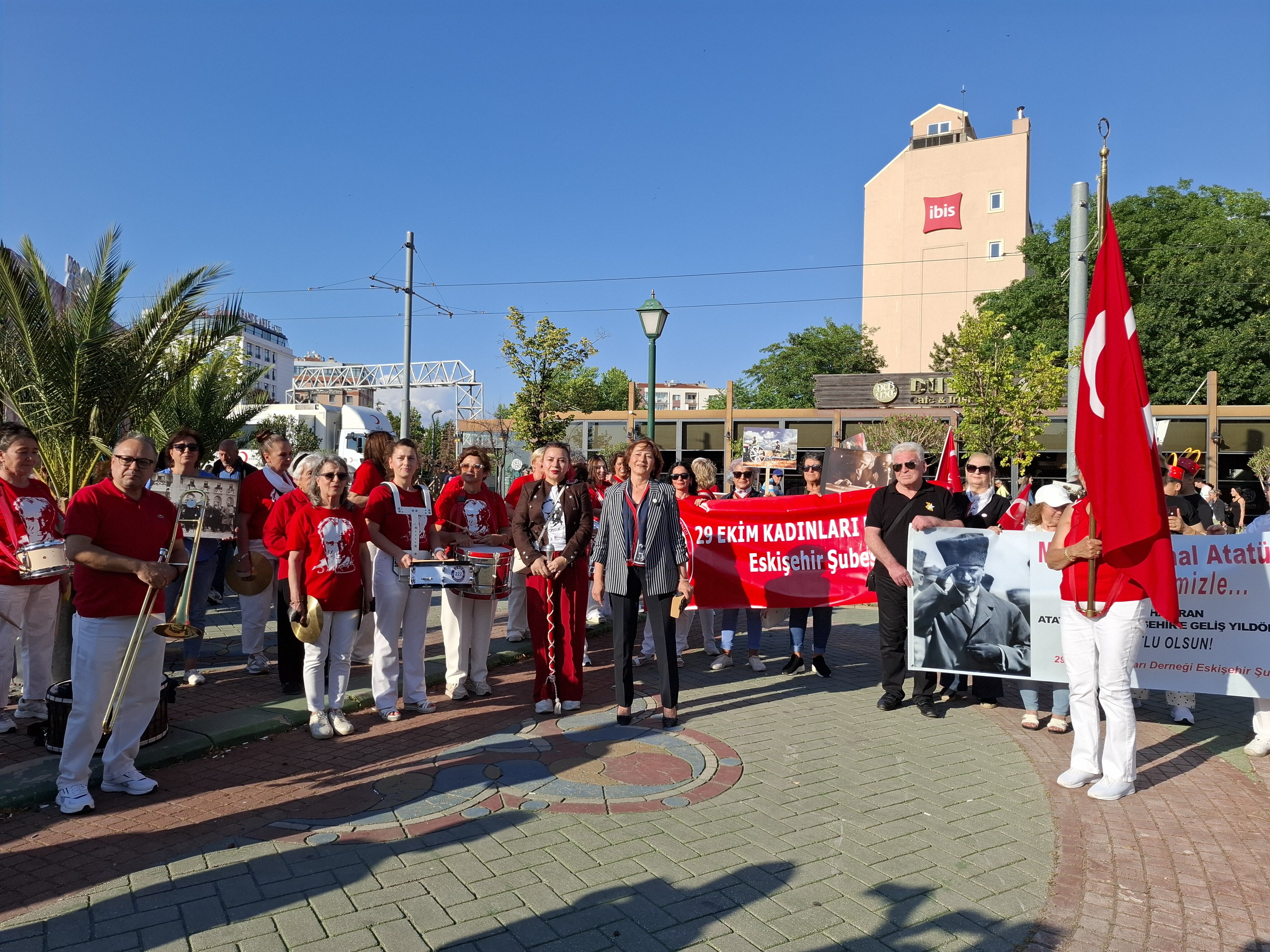 29 Ekim Kadınları Derneği’nden Eskişehir’de Atatürk'e minnet yürüyüşü