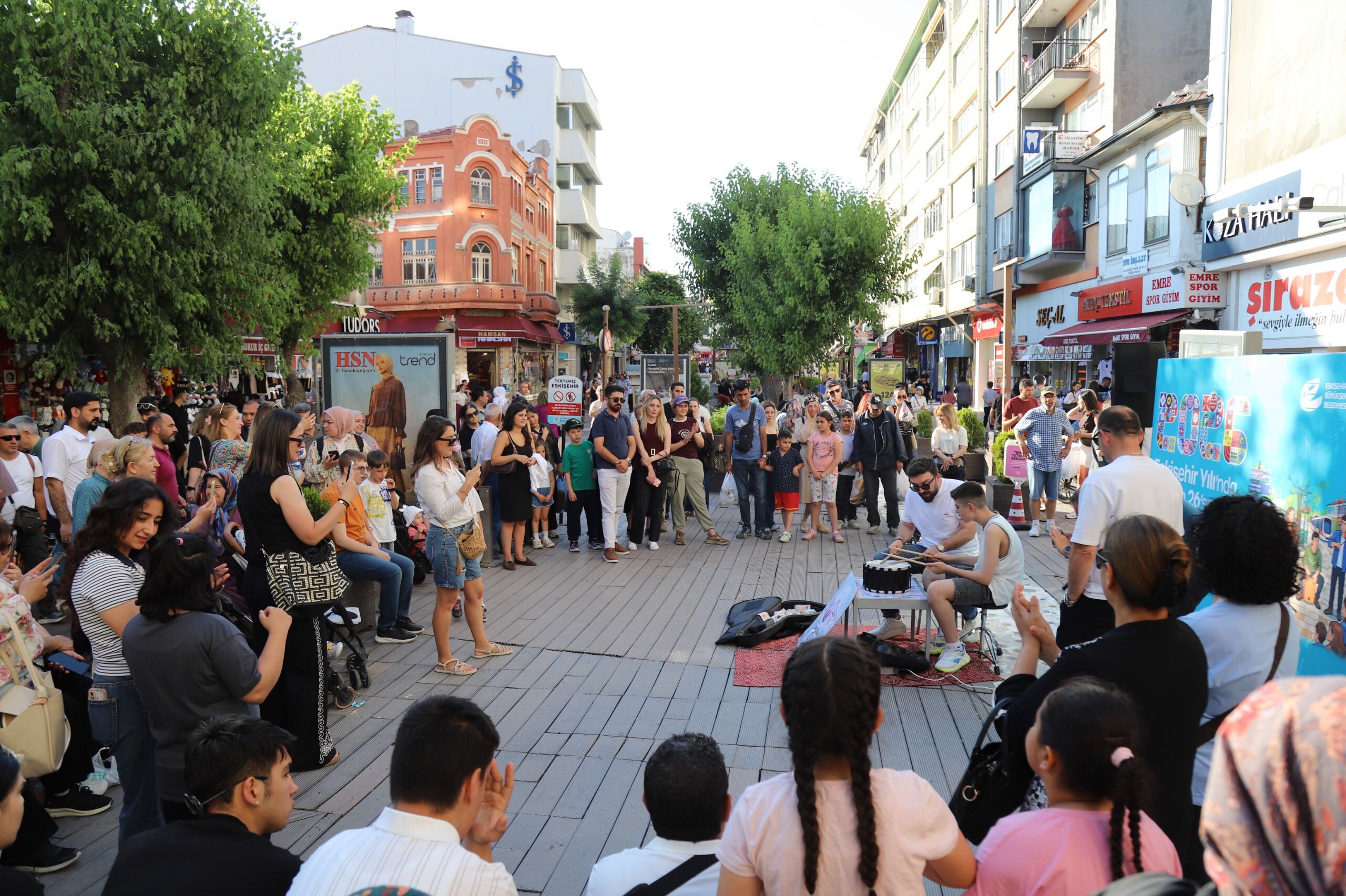 Eskişehir’de 26 Haziran bereketi: Sokakta özel ritim, çarşıda indirim coşkusu!