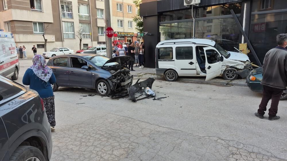 Eskişehir'de kavşakta 2 araç çarpıştı: 2 yaralı