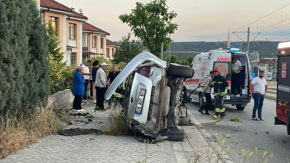 Eskişehir’de kontrolden çıkan otomobil ağaca çarptı: 19 yaşındaki sürücü yaralandı